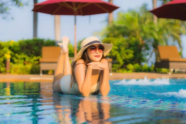 Portrait Beautiful Young Asian Woman Relax Swimming Pool Hotel Resort — Stock Photo, Image