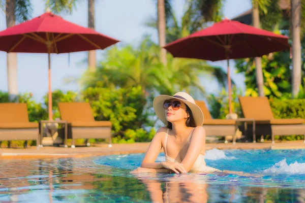 Retrato Hermosa Joven Mujer Asiática Relajarse Alrededor Piscina Complejo Hotelero —  Fotos de Stock