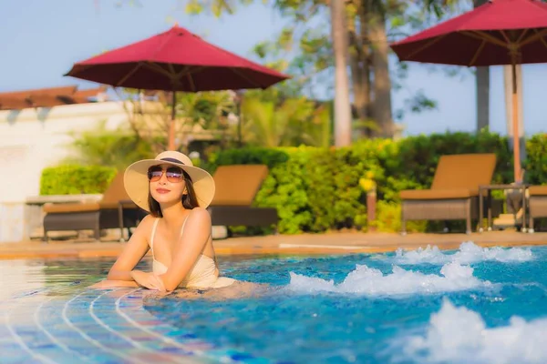 Retrato Bela Jovem Asiática Mulher Relaxar Torno Piscina Hotel Resort — Fotografia de Stock