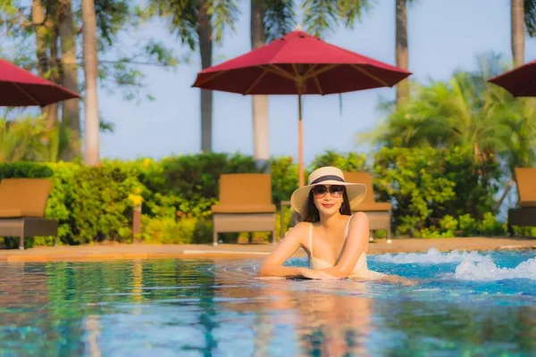 Retrato Bela Jovem Asiática Mulher Relaxar Torno Piscina Hotel Resort — Fotografia de Stock