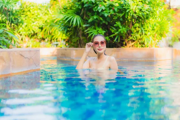 Portrait Belle Jeune Femme Asiatique Détendre Autour Piscine Dans Station — Photo