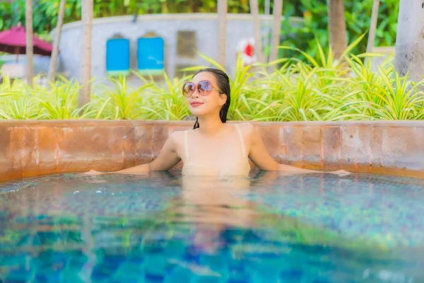 Retrato Bela Jovem Asiática Mulher Relaxar Torno Piscina Hotel Resort — Fotografia de Stock