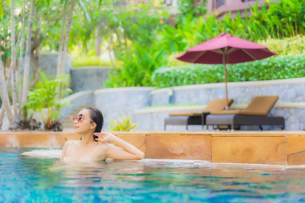 Retrato Hermosa Joven Mujer Asiática Relajarse Alrededor Piscina Complejo Hotelero — Foto de Stock