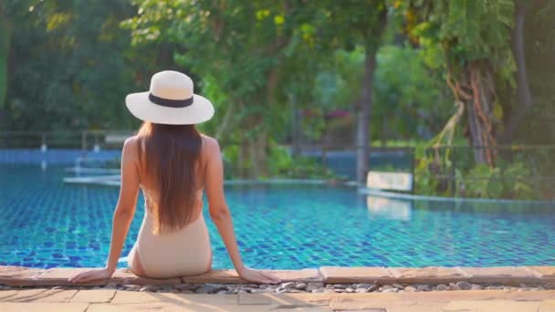 Filmagem Bela Jovem Mulher Asiática Relaxar Torno Piscina Hotel Resort — Vídeo de Stock