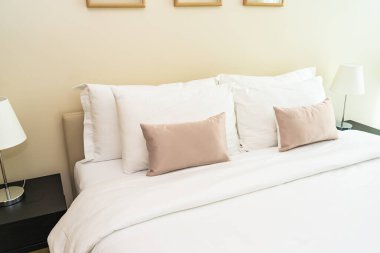 Yatak odasının iç dekorasyonunda beyaz rahat yastık.