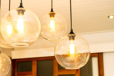 Güzel elektrikli tavan lambası dekorasyonu oda içi