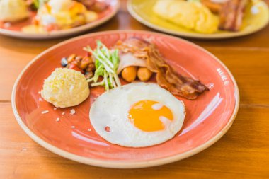 Kahvaltı için sahanda yumurta, sucuklu jambonlu sebzeli patates.