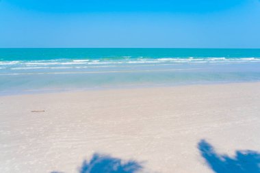 Plaj denizinin güzel tropikal doğası Mavi gökyüzü seyahat tatili için