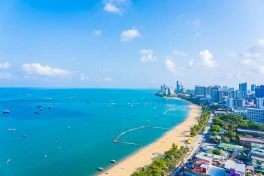 Beyaz bulut mavi gökyüzü ve Tayland 'ın Pattaya şehrindeki mimari yapı çevresindeki güzel tropikal sahil okyanus körfezi.