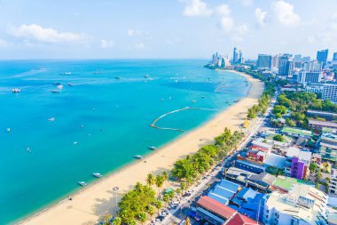 Beyaz bulut mavi gökyüzü ve Tayland 'ın Pattaya şehrindeki mimari yapı çevresindeki güzel tropikal sahil okyanus körfezi.