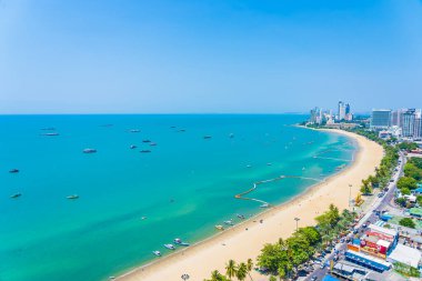 Beyaz bulut mavi gökyüzü ve Tayland 'ın Pattaya şehrindeki mimari yapı çevresindeki güzel tropikal sahil okyanus körfezi.