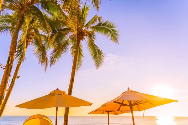 Красивий Тропічний Стілець Парасолькою Пальмою Навколо Берегового Океану Заході Сонця — стокове фото