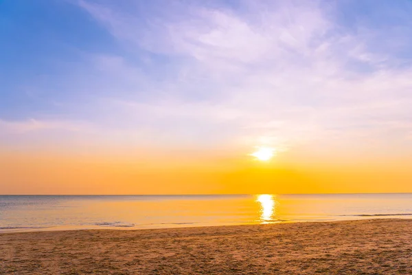 Gyönyörű Trópusi Természet Strand Tenger Óceán Naplementekor Vagy Napkeltekor Ideje — Stock Fotó