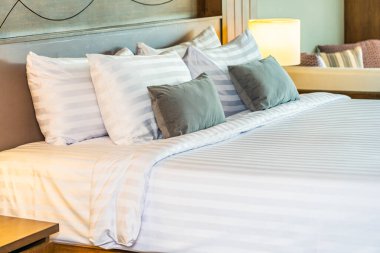 Yatak odasının iç tarafındaki yastıkta lamba var.