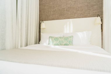 Yatak odasının iç dekorasyonunda beyaz rahat yastık.