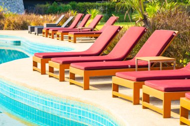 Otel tatil beldesinde yüzme havuzunun etrafında güzel boş bir sandalye.