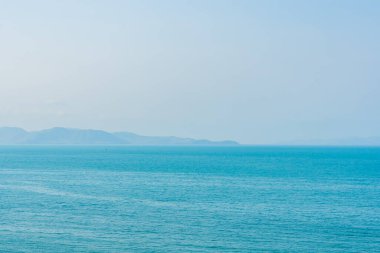 Hindistan cevizi palmiyesi etrafındaki deniz okyanusu koyunun güzel tropikal doğası tatil için.