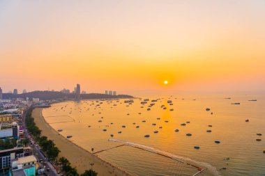Pattaya şehri Tayland 'ın etrafında mimari yapıları ve gemileri olan güzel tropikal sahil okyanus körfezi.