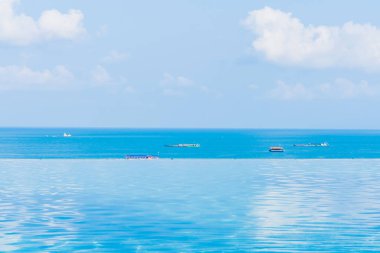 Okyanus manzaralı güzel sonsuzluk yüzme havuzu beyaz bulut mavi gökyüzü boş bir tatil için
