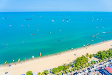 Beyaz bulut mavi gökyüzü ve Tayland 'ın Pattaya şehrindeki mimari yapı çevresindeki güzel tropikal sahil okyanus körfezi.