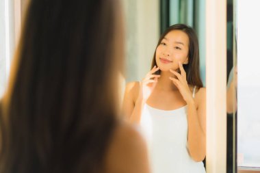 Güzel bir Asyalı kadın portresi. Banyo içinde yüzünü ve yüzünü kontrol et.