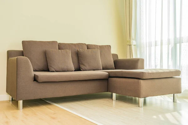 客厅区域内沙发装饰上的枕头 — 图库照片