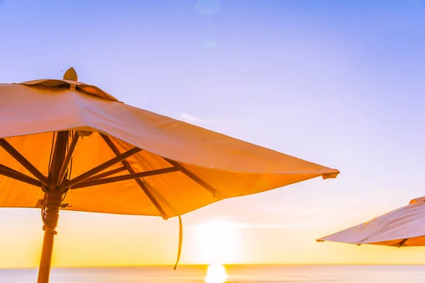 Prachtige Tropische Natuur Parasol Stoel Met Palmboom Rond Strand Zee — Stockfoto