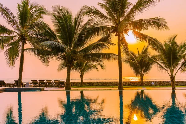 Bella Natura Con Palma Intorno Alla Piscina All Aperto Hotel — Foto Stock