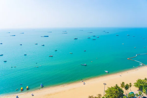 Beyaz Bulut Mavi Gökyüzü Tayland Pattaya Şehrindeki Mimari Yapı Çevresindeki — Stok fotoğraf