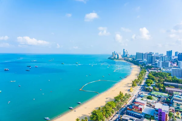 Beyaz Bulut Mavi Gökyüzü Tayland Pattaya Şehrindeki Mimari Yapı Çevresindeki — Stok fotoğraf