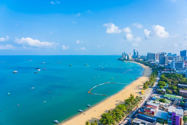 Beyaz Bulut Mavi Gökyüzü Tayland Pattaya Şehrindeki Mimari Yapı Çevresindeki — Stok fotoğraf