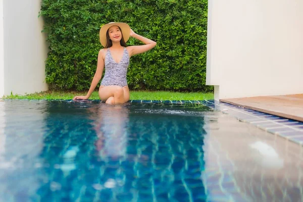 Retrato Bonito Jovem Asiático Mulher Feliz Sorriso Relaxar Redor Piscina — Fotografia de Stock