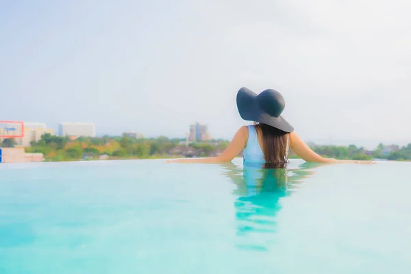 Retrato Bonito Jovem Asiático Mulher Feliz Sorriso Relaxar Redor Piscina — Fotografia de Stock