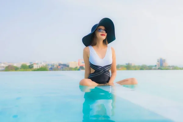 Retrato Bonito Jovem Asiático Mulher Feliz Sorriso Relaxar Redor Piscina — Fotografia de Stock