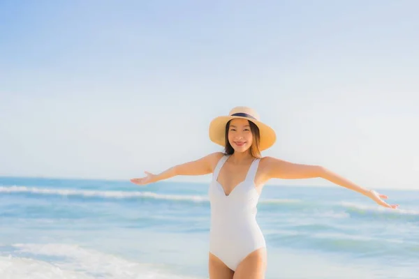 Retrato Bonito Jovem Asiático Mulher Feliz Sorriso Redor Mar Oceano — Fotografia de Stock