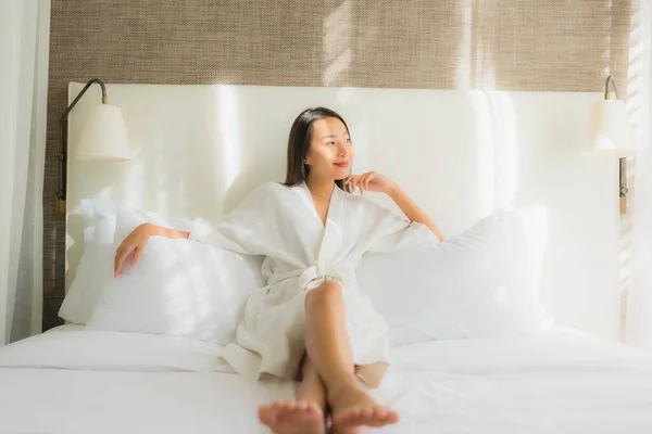 Porträt Schöne Junge Asiatische Frau Entspannen Lächeln Auf Bett Schlafzimmer — Stockfoto