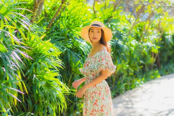 屋外庭園の景色を楽しみながら歩く美しい若いアジアの女性の肖像画 — ストック写真
