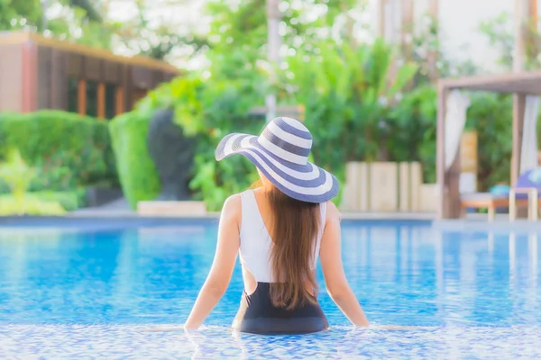 Hermoso Retrato Joven Mujer Asiática Feliz Sonrisa Relajarse Alrededor Piscina — Foto de Stock