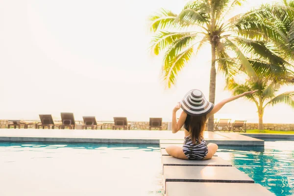 Retrato Bela Jovem Mulher Asiática Relaxar Redor Piscina Livre Hotel — Fotografia de Stock