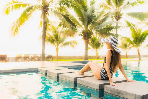 Portrét Krásná Mladá Asijská Žena Relaxovat Kolem Venkovního Bazénu Hotelovém — Stock fotografie