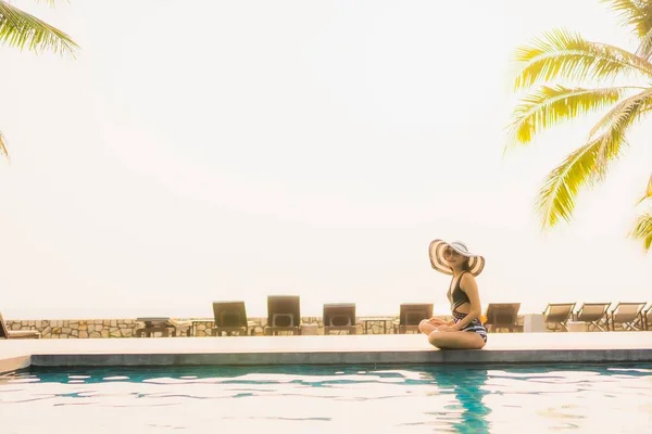 Portrait Beautiful Young Asian Woman Relax Outdoor Swimming Pool Hotel — Stock Photo, Image