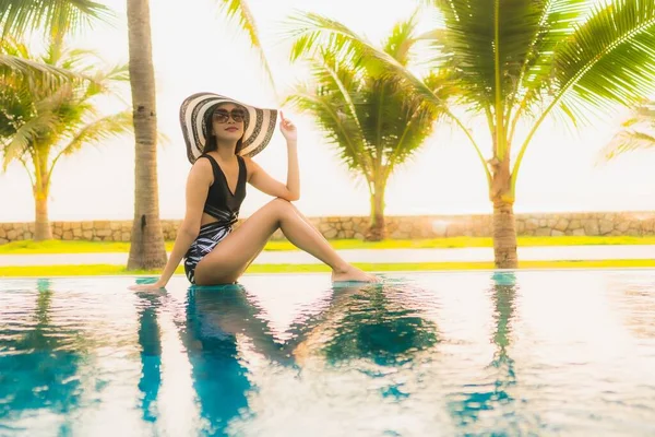 Portrét Krásná Mladá Asijská Žena Relaxovat Kolem Venkovního Bazénu Hotelovém — Stock fotografie