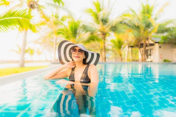 Portret Mooie Jonge Aziatische Vrouw Ontspannen Rond Het Buitenzwembad Hotel — Stockfoto