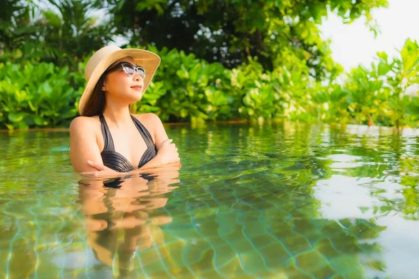 아름다운 여행을 리조트 수영장에서 휴식을 취하는 — 스톡 사진