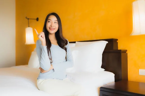 Portré Gyönyörű Fiatal Ázsiai Boldog Mosoly Pihenjen Ágyon Hálószoba Belső — Stock Fotó