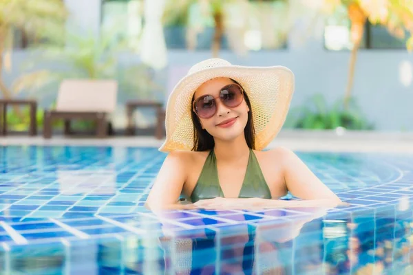 Retrato Bela Jovem Asiática Mulher Relaxar Torno Piscina Hotel Resort — Fotografia de Stock