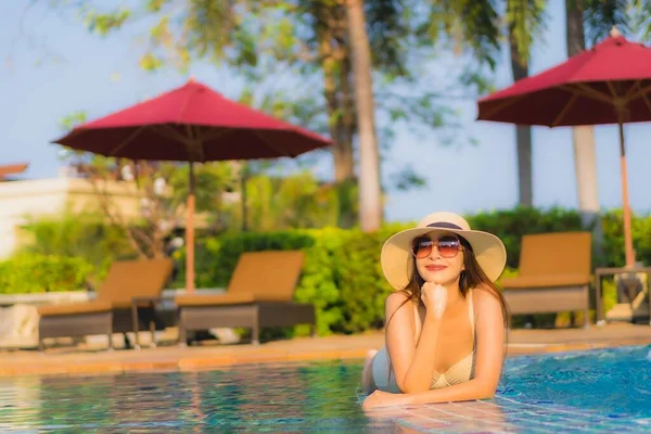 Retrato Hermosa Joven Mujer Asiática Relajarse Alrededor Piscina Complejo Hotelero —  Fotos de Stock