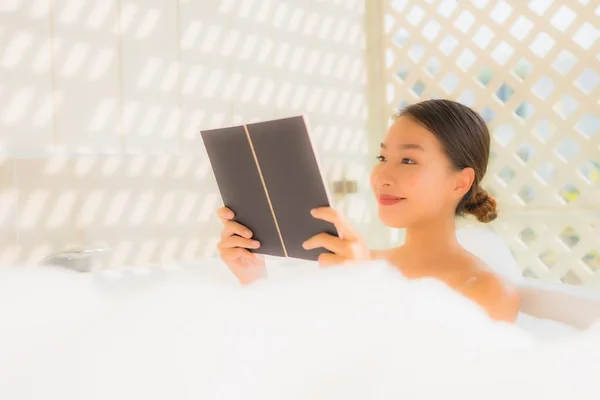 Portret Młoda Azjatycka Kobieta Czytać Książki Wannie Koncepcji Spa — Zdjęcie stockowe
