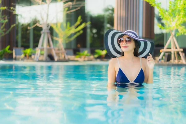 Retrato Bela Jovem Asiática Mulher Relaxar Torno Piscina Hotel Resort — Fotografia de Stock