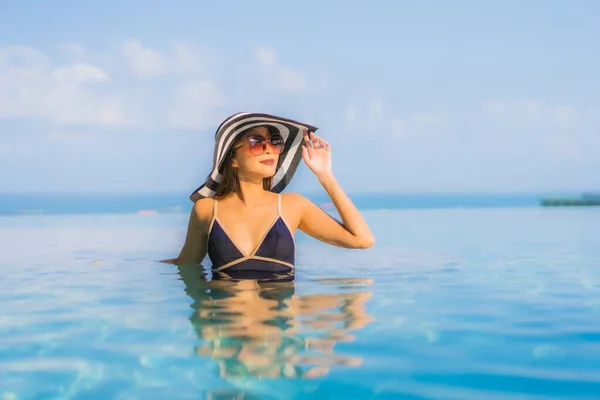 Retrato Hermosa Joven Mujer Asiática Relajarse Alrededor Piscina Complejo Hotelero — Foto de Stock